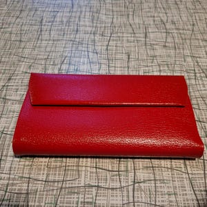 Portefeuille Lady Buxton classique en cuir verni rouge - Fabriqué au Canada - 2 plis pour les billets, monnaie - Cartes - Rouge à lèvres