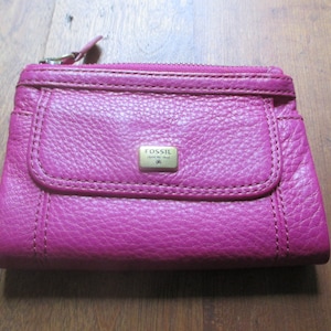 Portefeuille Fossil en cuir rose vif - Plusieurs poches et compartiments zippés - Ce portefeuille pourra tout contenir !
