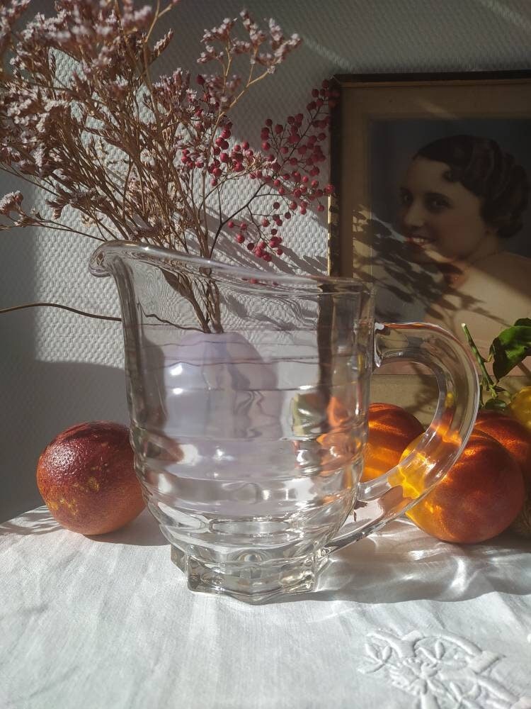 Magnifique Pichet ou Broc Pot à Eau Jus d'orange Pour Un Joli Petit Déjeuner. Verre Moulé Années Art