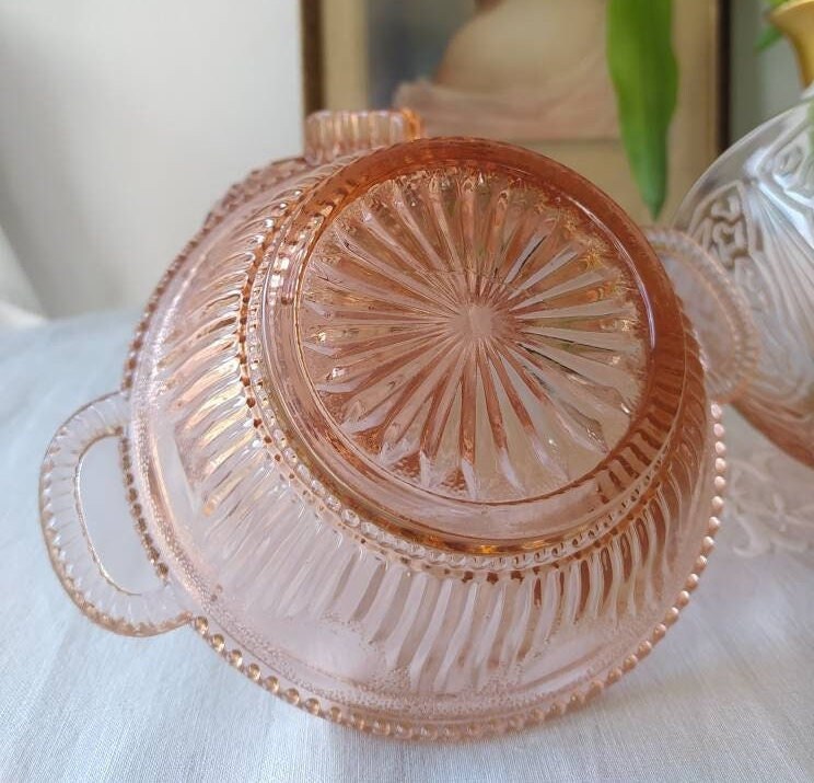 Magnifique Bol à Oreilles ou Coupelle en Verre Moulé Pressé Rose, Circa , 1930