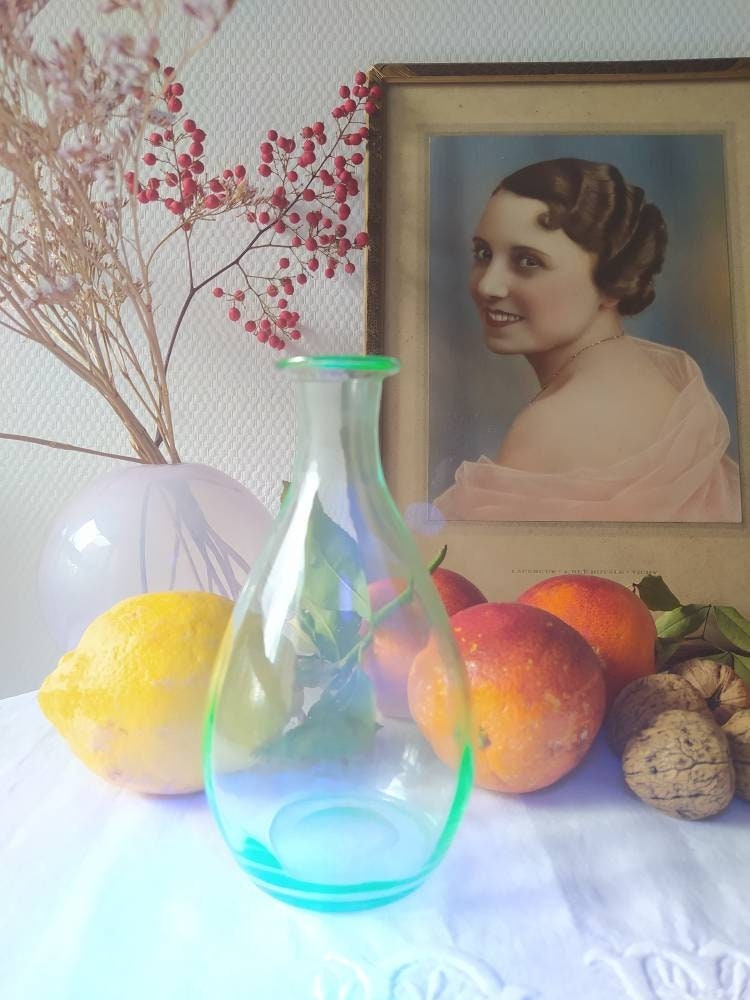 Petite Bouteille, Soliflore ou Flacon en Verre Vert Ouraline Circa 1920 Art Déco