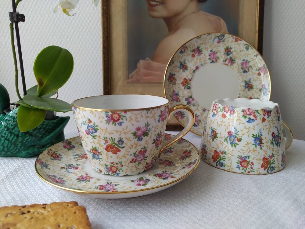 Tête à Tête, Deux Tasses Anciennes, Décor Floral, en Porcelaine de Limoges