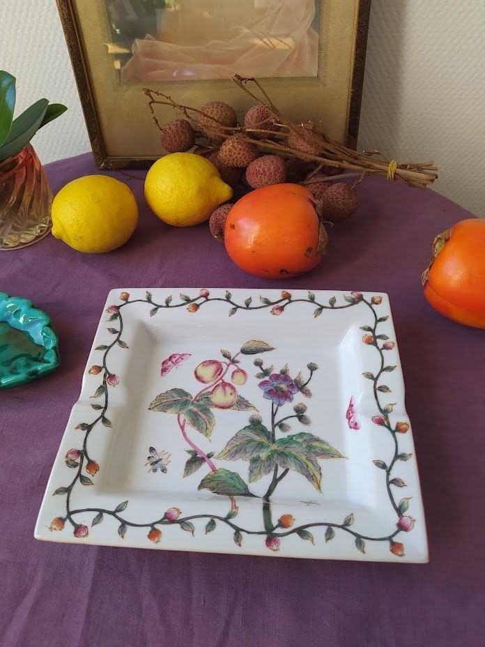 Joli Cendrier ou Vide Poche en Porcelaine de Chine Émaillée d'un Décor Fruits, Fleurs et Papillons