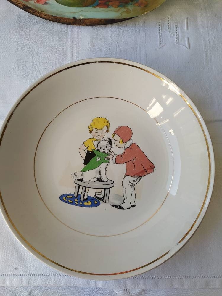 Assiette Creuse Illustrée Pour Enfant. Années 1920. Porcelaine Opaque Française. Dessin Représente U