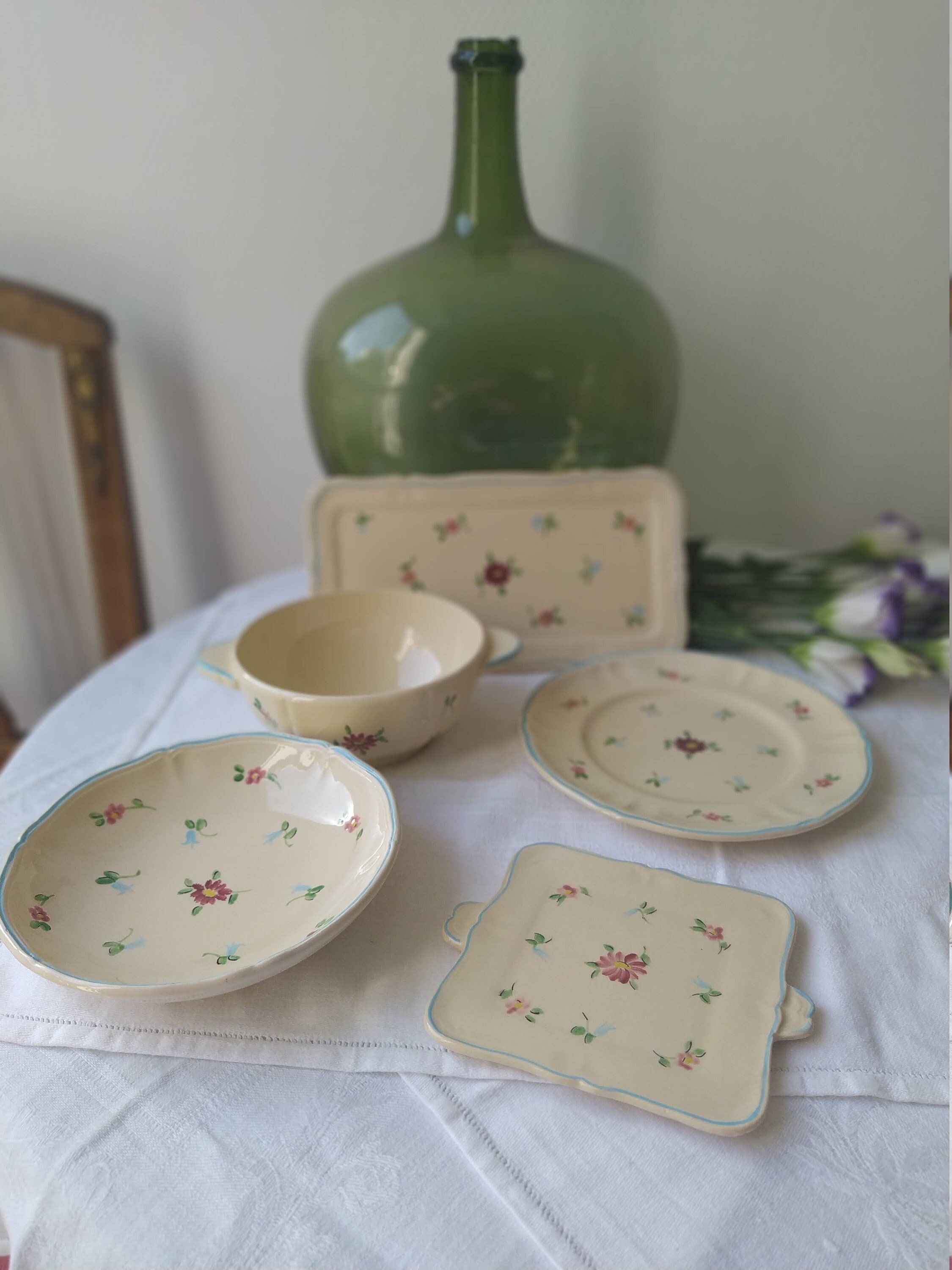 Ensemble Bol à Oreilles, Soucoupe, Assiette et Plat en Faience Vintage. Déco Fleurs. Idéal Pour Le P