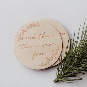 Et puis il y en avait quatre | Annonce de la deuxième grossesse de bébé | Disque de cartes d’étape en bois pour bébé | Neutre en matière de genre | Accessoire photo