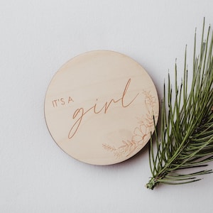 Ella está aquí Es una niña / Hola mundo / Anuncio de nacimiento / Anuncio de revelación de género del bebé / Disco de tarjetas de hitos del bebé de madera / Foto Prop