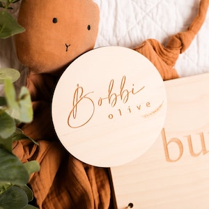 Personalisierte Namensscheibe | Babymitteilung | Fotorequisite | Holztafel | Baby Andenken | Kinderzimmer Deko | Geburtsanzeige Zeichen