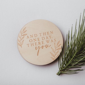 Y luego, un día, había un letrero de madera / Accesorio fotográfico para recién nacidos / Golpe / Nuevo recuerdo del bebé / Accesorio fotográfico para bebés / Anuncio de bebé unisex