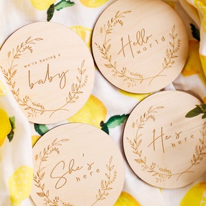 Bonjour tout le monde | Annonce de grossesse et de naissance | Elle est/Il est ici | Disque de cartes d’étape en bois pour bébé | Neutre en matière de genre | Accessoire photo