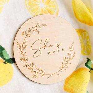 Bonjour tout le monde | Annonce de naissance | Elle est là, c'est une fille | Annonce de révélation du sexe du bébé | Disque de cartes d’étape en bois pour bébé | Accessoire photo