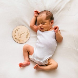 Disco con nombre personalizado / Anuncio de bebé / Accesorio fotográfico / Placa de madera / Recuerdo de bebé / Decoración infantil / Letrero de anuncio de nacimiento