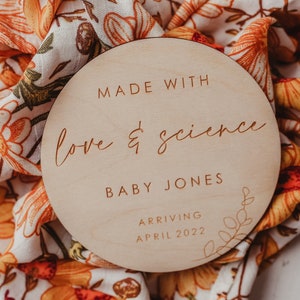 Fabriqué avec amour et science | Faire-part de grossesse de bébé miracle de FIV | Disque de cartes en bois pour bébé | Non sexiste | Accessoire photo