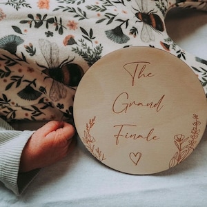 La grande finale | Dernière annonce finale de grossesse de bébé | Disque de cartes d’étape en bois pour bébé | Neutre en matière de genre | Accessoire photo
