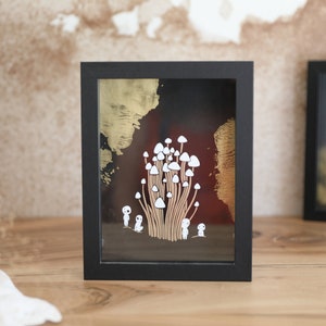 Kodama en zwartgouden paddenstoel in uitgesneden papier, 3D-schilderij boswezen geïnspireerd door Japanse kunstenaar, unieke wanddecoratie of om neer te zetten