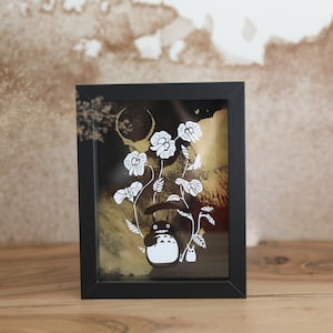 Zwart, wit en gouden Totoro in uitgesneden papier, zwarte 3D-lijst, boswezen geïnspireerd door Japanse kunstenaar, wanddecoratie of om neer te zetten, uniek