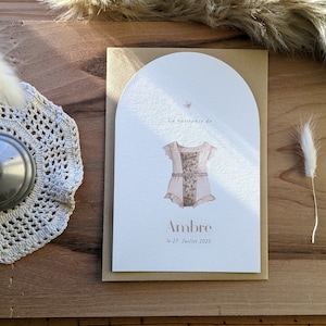 Faire-part naissance arche avec sa barboteuse rétro  bébé fille, naturel, poétique, bohème chic, rond - enveloppe illustrée incluse