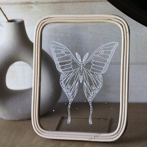 Cadre rotin Papillon de nuit à poser, papier blanc découpé entre 2 verres, un cadeau nature et bohème fait main, création artisanale image 5