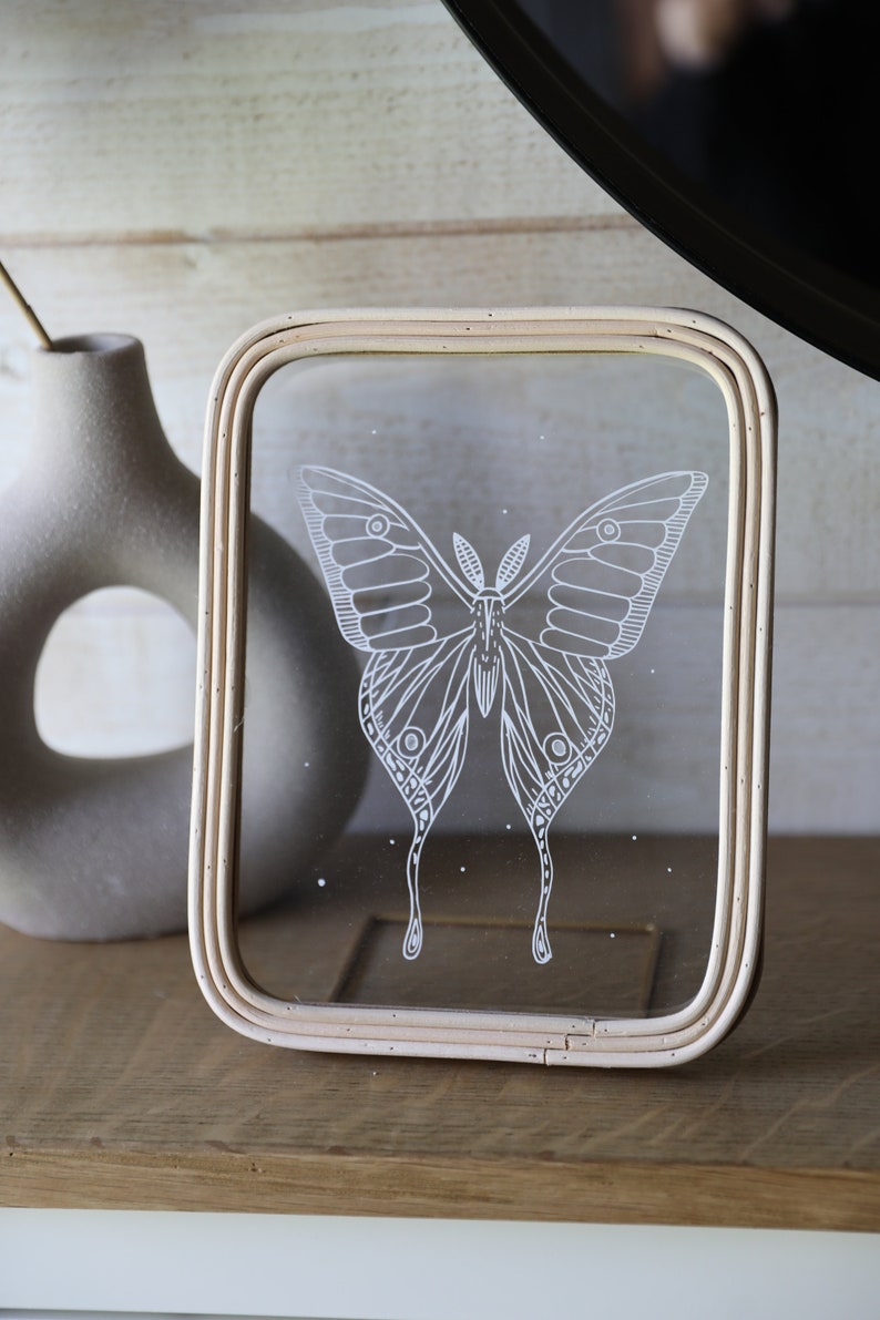 Cadre rotin Papillon de nuit à poser, papier blanc découpé entre 2 verres, un cadeau nature et bohème fait main, création artisanale image 5