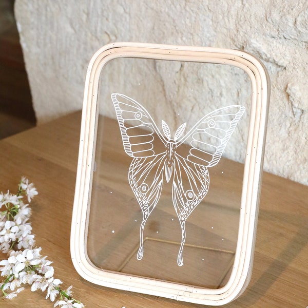 Cadre rotin Papillon de nuit à poser, papier blanc découpé entre 2 verres, un cadeau nature et bohème fait main, création artisanale