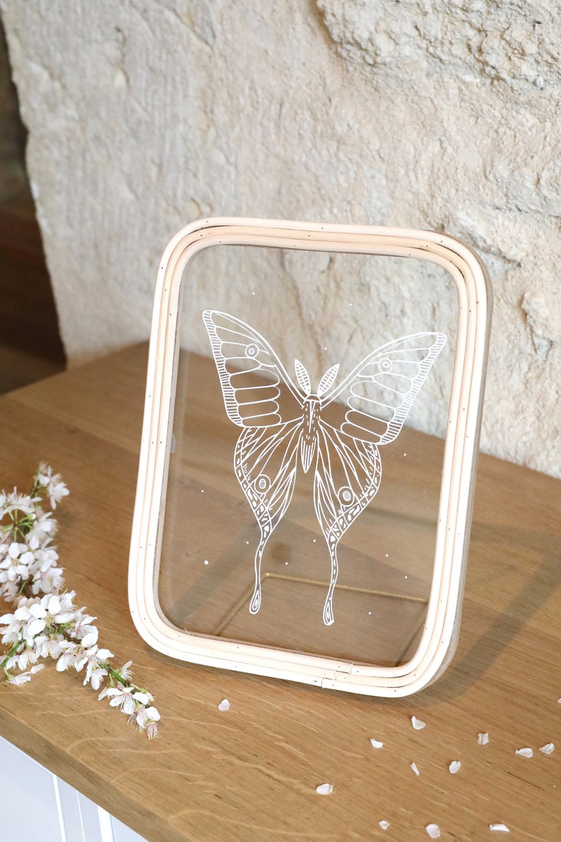 Cadre rotin Papillon de nuit à poser, papier blanc découpé entre 2 verres, un cadeau nature et bohème fait main, création artisanale image 1