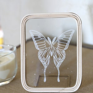 Cadre rotin Papillon de nuit à poser, papier blanc découpé entre 2 verres, un cadeau nature et bohème fait main, création artisanale image 2