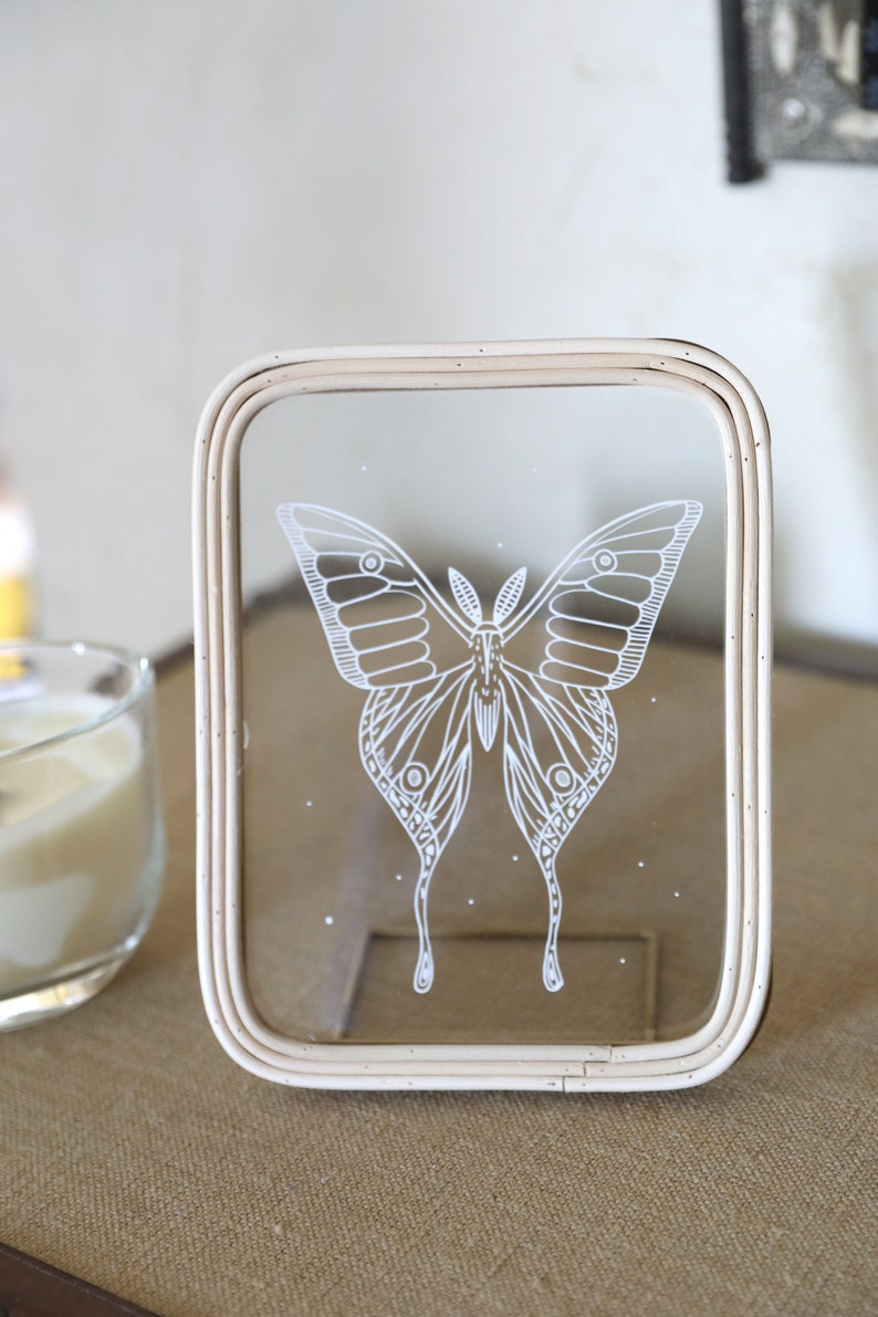 Cadre rotin Papillon de nuit à poser, papier blanc découpé entre 2 verres, un cadeau nature et bohème fait main, création artisanale image 2