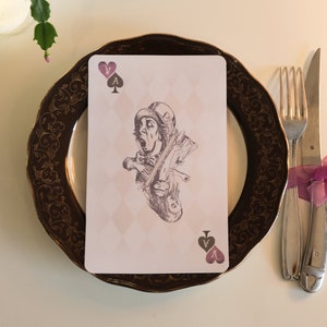 Mad Hatter-MENÜ: Spielkarte „Alice im Wunderland“, Hochzeitstischdekoration, personalisierte Herz- und Pik-Initialen