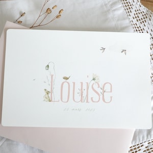 Annuncio di nascita bambina primavera tema nome originale ed elegante con natura poetica, busta illustrata rosa cipria, eco-responsabile