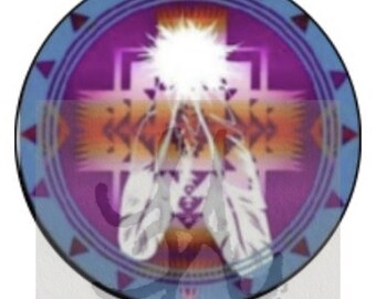 Puede incluir: Un diseño circular con un patrón nativo americano en tonos de morado, naranja y azul. El diseño presenta una imagen estilizada de dos manos juntas en oración con una luz blanca brillante que emana del centro.