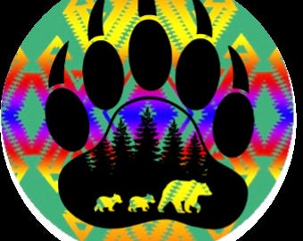 Puede incluir: Una huella de pata de oso negro con un patrón geométrico verde, naranja y amarillo en el fondo. Dentro de la huella de la pata, tres siluetas negras de osos caminando por un bosque de árboles.
