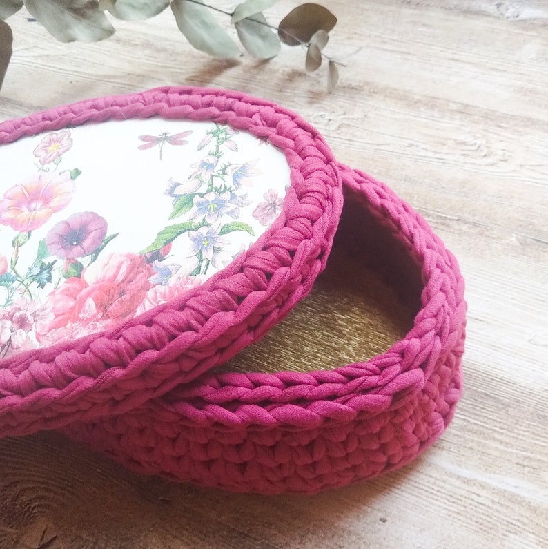 Casket for jewelry. Box with a lid Storage box Decorative storage box with flowers