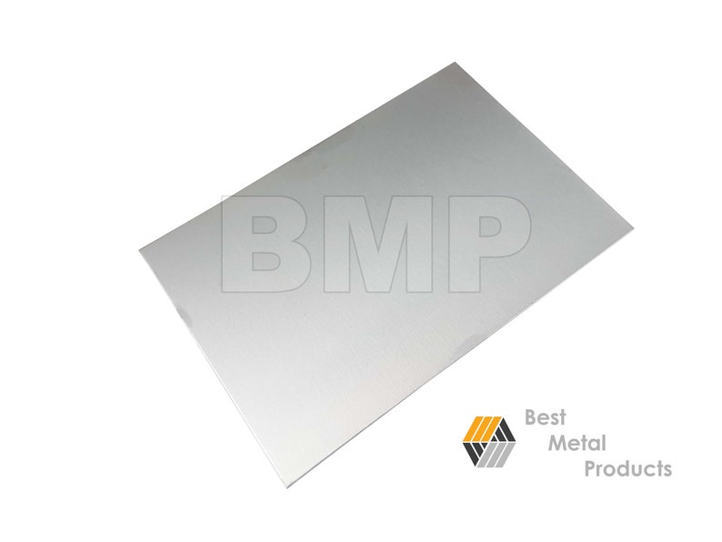 Puede incluir: Una l&aacute;mina de metal plateada con las letras BMP impresas en ella. La l&aacute;mina est&aacute; sobre un fondo blanco.