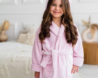 Rosa gestickter Kinderbademantel personalisiert mit einer Kapuzenmädchenjungen scherzt Robe