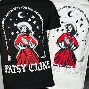 Puede incluir: Una camiseta negra y una camiseta blanca con un gráfico de una persona con sombrero de vaquero y traje rojo. El texto dice: OUT IN THE MOONLIGHT JUST HOPIN' YOU MAY BE SOMEWHERE A-WALKIN', THE WILLOWS NEVER STOPPED WEEPING FOR YOU y PATSY CLINE.