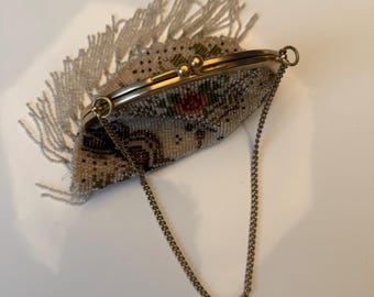 Borsa da sera antica degli anni '20, decorata a mano con perline di vetro e chiusura a scatto in ottone.
