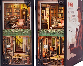 Pode incluir: Um modelo de casa de bonecas em miniatura de uma agência de detetives, com uma fachada de tijolo, uma placa que diz "The Detective House" e um pôster no lado que diz "Rose - The Detective Agency".