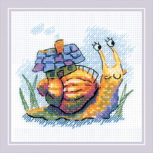 Kit au point de croix compté – Petit escargot. Escargot dessin animé avec petite maison sur coquille. Jolie broderie par Riolis R2285