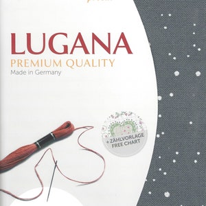 Peut inclure: Un gros plan sur un tissu Aida gris avec des points blancs. Le tissu est &eacute;tiquet&eacute; "Lugana Premium Quality" et "Made in Germany". Le tissu mesure 19 pouces par 27 pouces et est de 25 points. Un fil &agrave; broder rouge et une aiguille sont repr&eacute;sent&eacute;s sur le c&ocirc;t&eacute; gauche de l'image. Un cercle blanc avec le texte "+ Z&Auml;HLVORLAGE FREE CHART" est repr&eacute;sent&eacute; sur le c&ocirc;t&eacute; droit de l'image.
