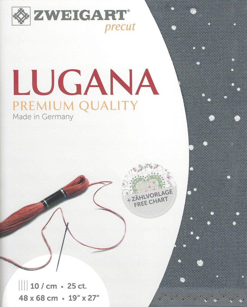 Peut inclure: Un gros plan sur un tissu Aida gris avec des points blancs. Le tissu est &eacute;tiquet&eacute; "Lugana Premium Quality" et "Made in Germany". Le tissu mesure 19 pouces par 27 pouces et est de 25 points. Un fil &agrave; broder rouge et une aiguille sont repr&eacute;sent&eacute;s sur le c&ocirc;t&eacute; gauche de l'image. Un cercle blanc avec le texte "+ Z&Auml;HLVORLAGE FREE CHART" est repr&eacute;sent&eacute; sur le c&ocirc;t&eacute; droit de l'image.