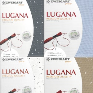 Peut inclure: Quatre paquets de tissu Aida Zweigart Lugana, un type de tissu pour point de croix, en quatre couleurs diff&eacute;rentes&nbsp;: gris, bleu clair, blanc et beige. Chaque paquet porte l&rsquo;inscription&nbsp;&laquo;&nbsp;Zweigart pr&eacute;-coup&eacute;&nbsp;&raquo; et&nbsp;&laquo;&nbsp;Lugana qualit&eacute; sup&eacute;rieure Fabriqu&eacute; en Allemagne&nbsp;&raquo;. Le tissu est de 10&nbsp;fils par centim&egrave;tre et de 25&nbsp;fils par pouce. Les paquets comprennent &eacute;galement un diagramme gratuit.