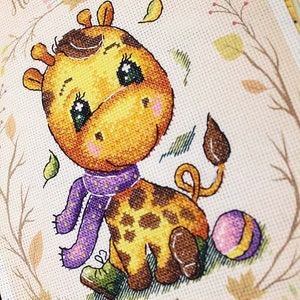 Kit giraffe Cross Stitch. Motif cartoon animal de point de croix sur la toile de compte d’Aida 14. Beginner Cross Stitch par MP Studia. SM-597 (SM-597)