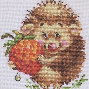 Kit de point de croix Hérisson dessin animé avec fraise sur toile Aida 14 points. Point de croix facile et rapide par Alisa 0-51