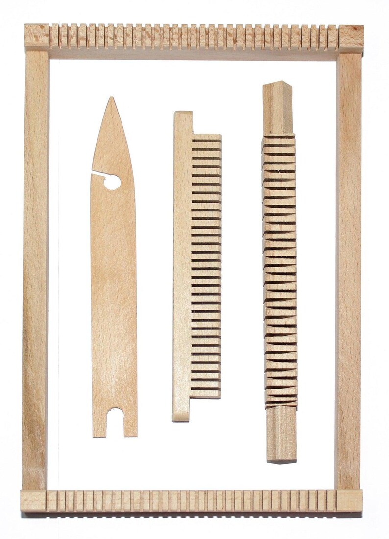 Puede incluir: Un kit de telar de madera con un marco, una lanzadera, un peine y una aguja. El telar est&aacute; hecho de madera natural y est&aacute; listo para tejer.