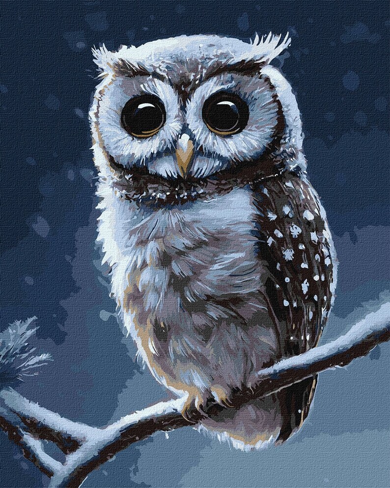 Puede incluir: Un b&uacute;ho blanco con grandes ojos oscuros se posa en una rama sobre un fondo azul. El b&uacute;ho tiene marcas marrones y negras en sus plumas.
