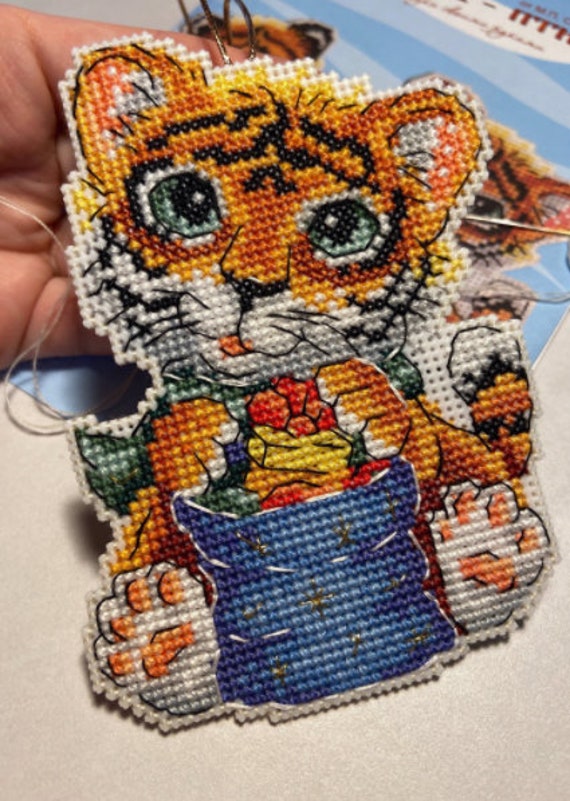 Christmas Tree Ornament Plastic Canvas - Little Tiger Counted