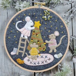 Christmas with the Mouse Family - Felting Kit. Needle Felting Kit. Applique Felt Kit for Beginners. Pattern by Corinne Lapierre. APPXMF1O