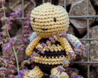 DIY Crochet Kit Honey Bee – Handmade Amigurumi Bee Toy. DIY Crochet Plush. Cute Stuffed Animal Gift for Kids and Adults by Hoooked PAK279
