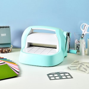 Machine de découpe et d'embossage combinée avec ouverture de 15 cm (6 po.) avec 2 tampons de découpe pour travaux manuels et artistiques. Outil pour travaux manuels en papier et fabrication de cartes F07M2-2