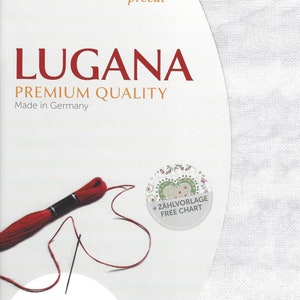 Peut inclure: Toile A&iuml;da blanche avec un fil rouge et une aiguille, un petit diagramme gratuit en forme de c&oelig;ur et le texte "ZWEIGART pr&eacute;-coup&eacute; LUGANA QUALIT&Eacute; PREMIUM Fabriqu&eacute; en Allemagne 10/cm 25 ct. 48 x 68 cm 19" x 27" + Z&Auml;HLVORLAGE GRAPHIQUE GRATUIT"